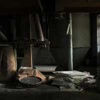 GFG Dusty Room Door Escape